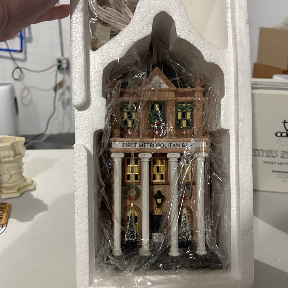 Department 56, Christmas in the City, “First Metropolitan Bank” NIB - Picture 8 of 8